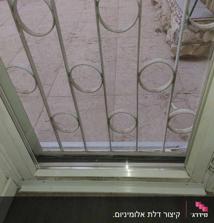 מסגרת אלומיניום של דלת עם מסילה תחתונה